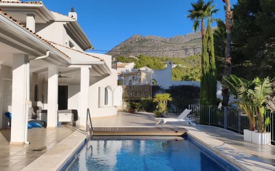 Fantástica villa con piscina climatizada, amplias terrazas y bonitas vistas.